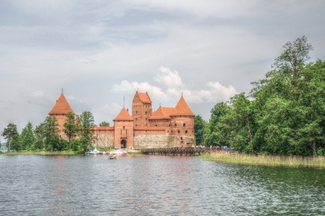 Qtpfsgui 1.9.3 tonemapping parameters:
Operator: Mantiuk
Parameters:
Contrast Mapping factor: 0.1
Saturation Factor: 0.8 
Detail Factor: 1 
------
PreGamma: 1